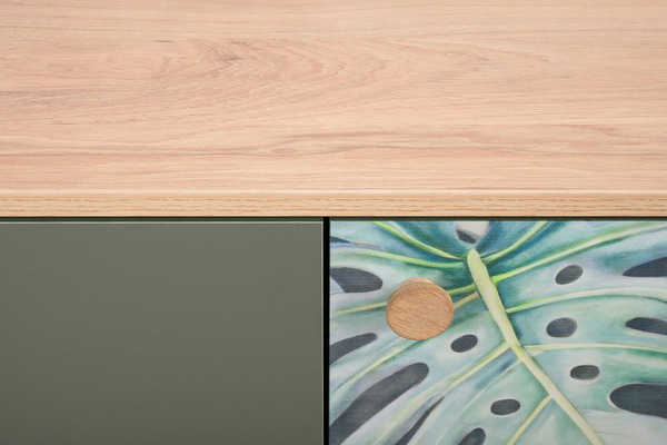 Комод Маттиас 16.245 дымчатый зеленый K521, гикори рокфорд натуральный KO86 PW, белый PE шагрень, фотопечать